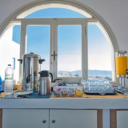 Thira's Dolphin Aparthotel 3*